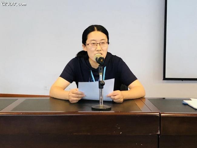 教師第一黨支部書(shū)記印玲帶領(lǐng)學(xué)習(xí)全國(guó)兩會(huì)精神
