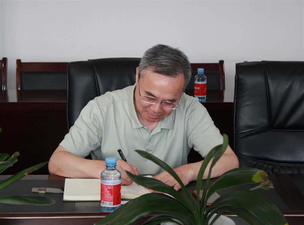張濤副校長參加座談會(huì).JPG