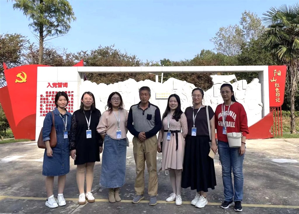 馬院老師在“陽山紅色課堂”廣場(chǎng)與《紅色陽山》作者孔新穎先生合影.jpg