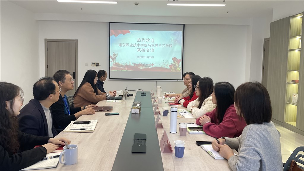 集體備課會(huì)1.jpg 集體備課會(huì)1.jpg