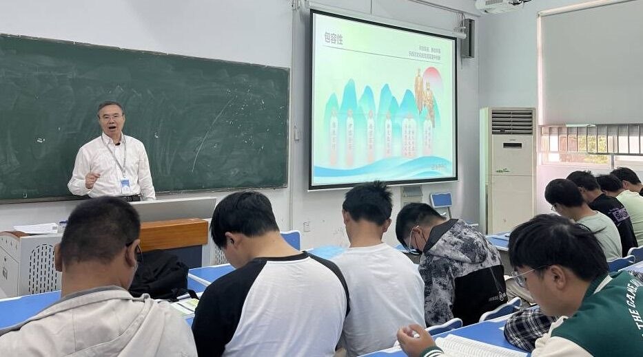 張濤副校長講授專題《賡續(xù)歷史文脈，譜寫當(dāng)代華章》.jpg