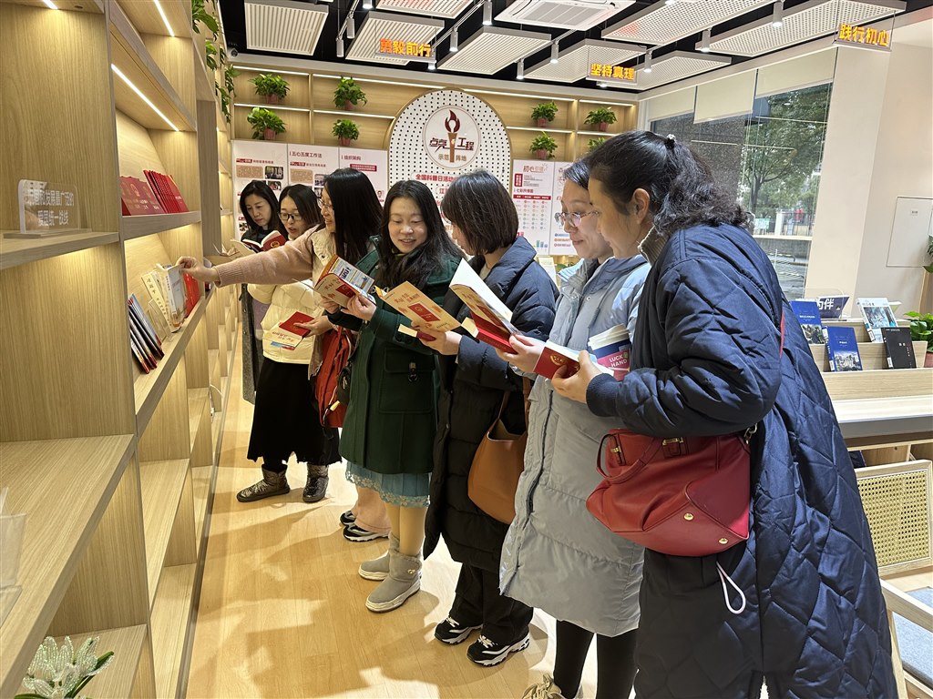馬院老師對(duì)社區(qū)“秋白書苑”的法治教育宣傳冊(cè)表示了濃厚興趣，表示將生動(dòng)案例運(yùn)用于思政教學(xué).JPG