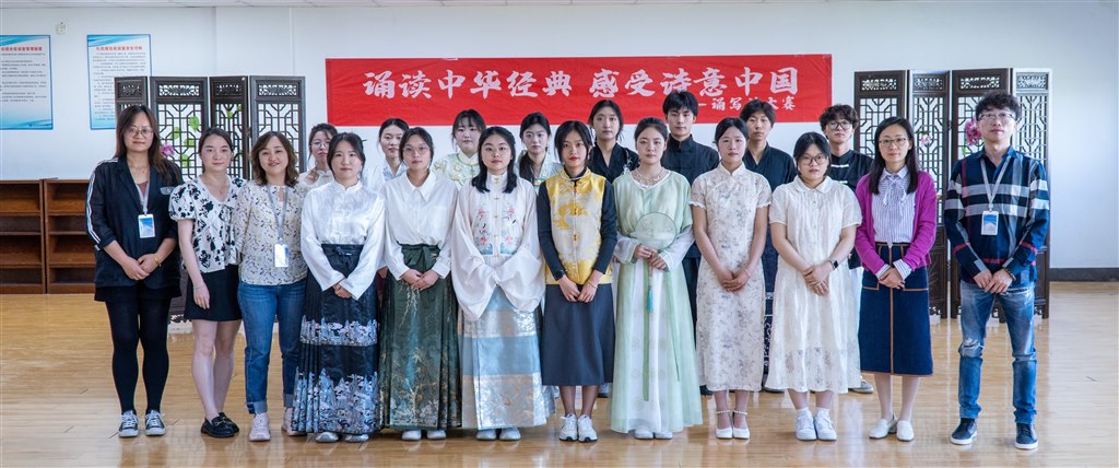評委專家、指導(dǎo)教師與全體同學(xué)合影留念.jpg