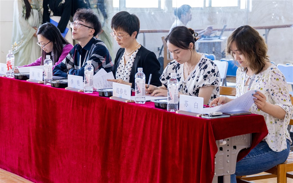 1 學(xué)工處處長 季艷、教務(wù)處副處長連春光、人文基礎(chǔ)學(xué)院副院長屠俊等到場任評委.jpg