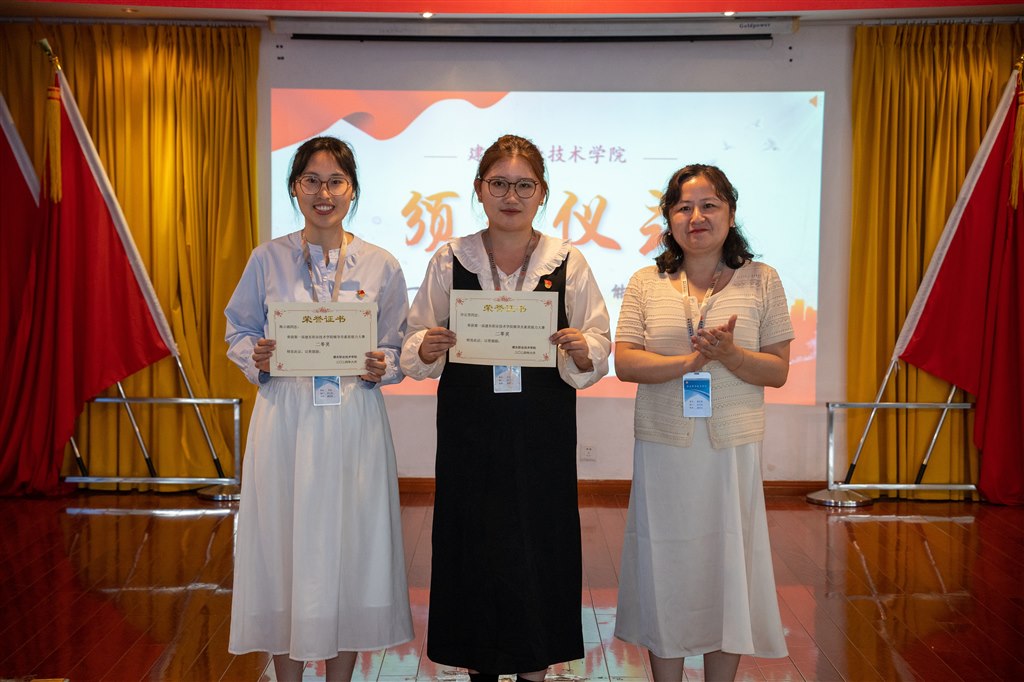副校長(zhǎng)桑莉琳為大賽二等獎(jiǎng)獲得者智能學(xué)院輔導(dǎo)員許云芳、陳小路頒獎(jiǎng).jpg