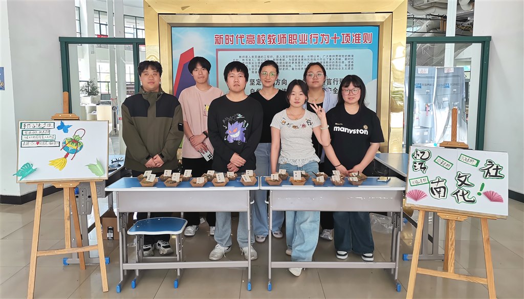 社團指導教師和工作人員合影.jpg