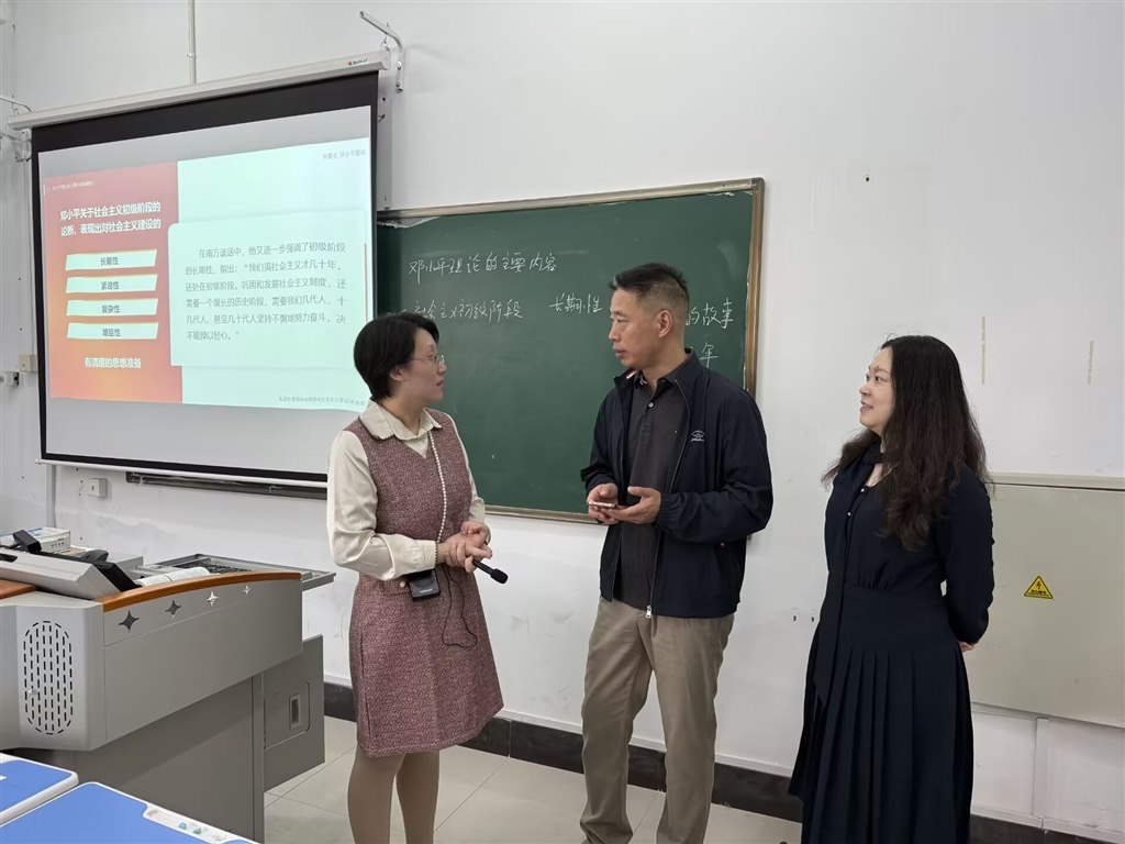 劉勇教授對蔣瀟瀟老師現場指導.jpg