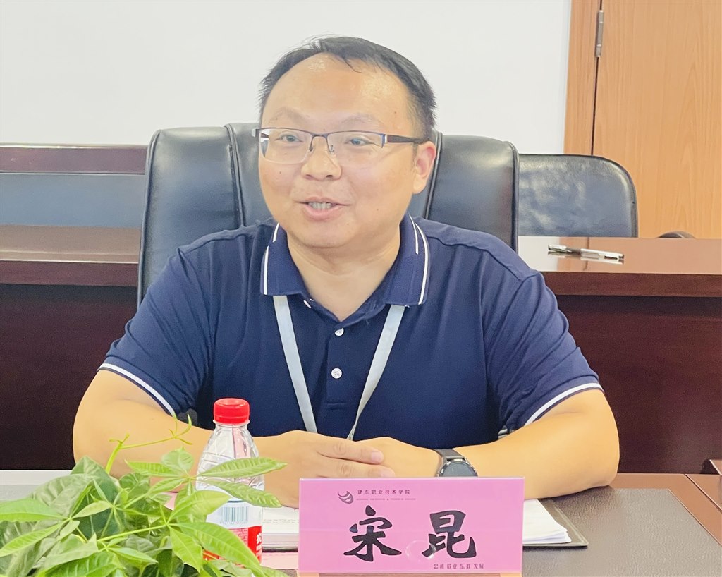 5校長助理、智能制造與計算機學院院長宋昆詳細介紹校企合作情況.jpg